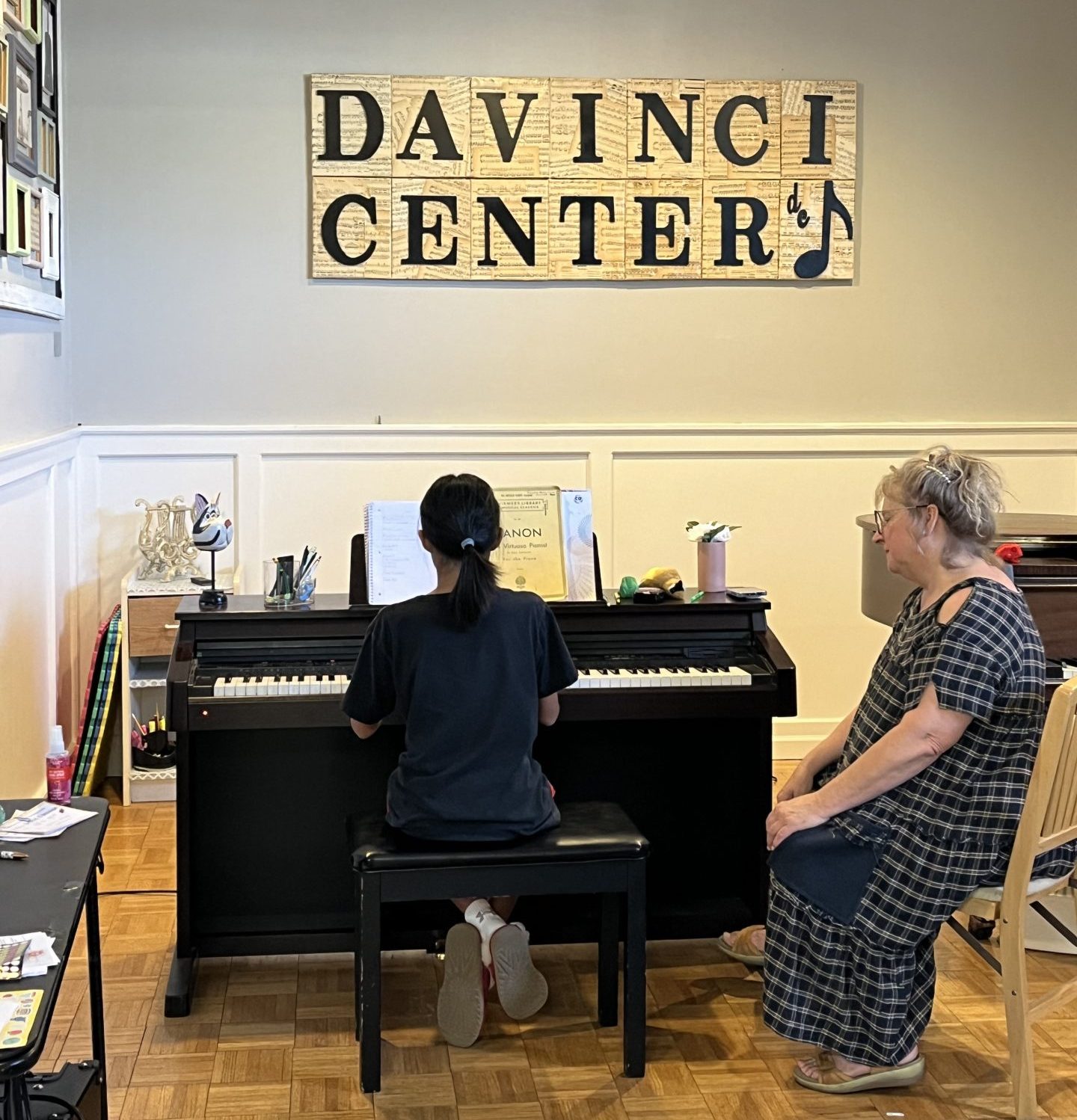 A picture of a student and teacher at a piano lesson at the DaVinci Center